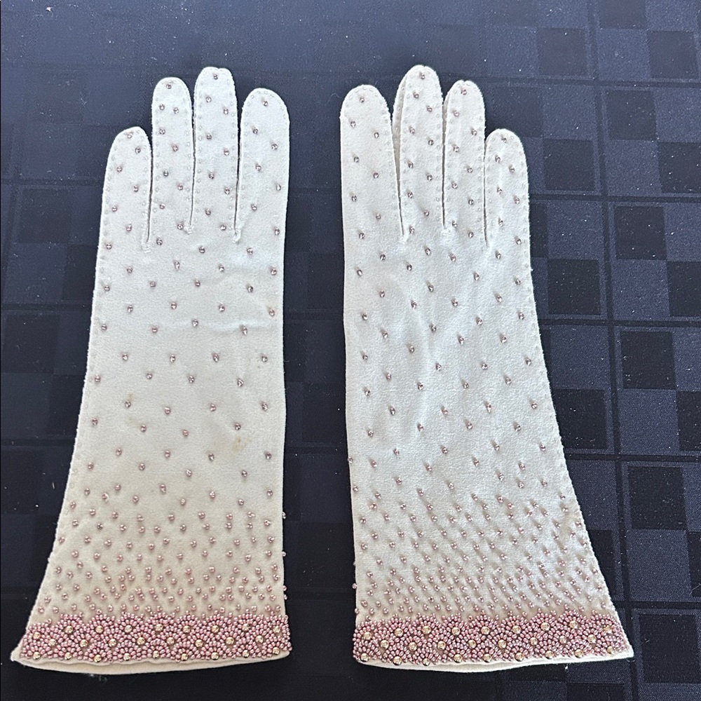 Elegant Cream Beaded Gloves